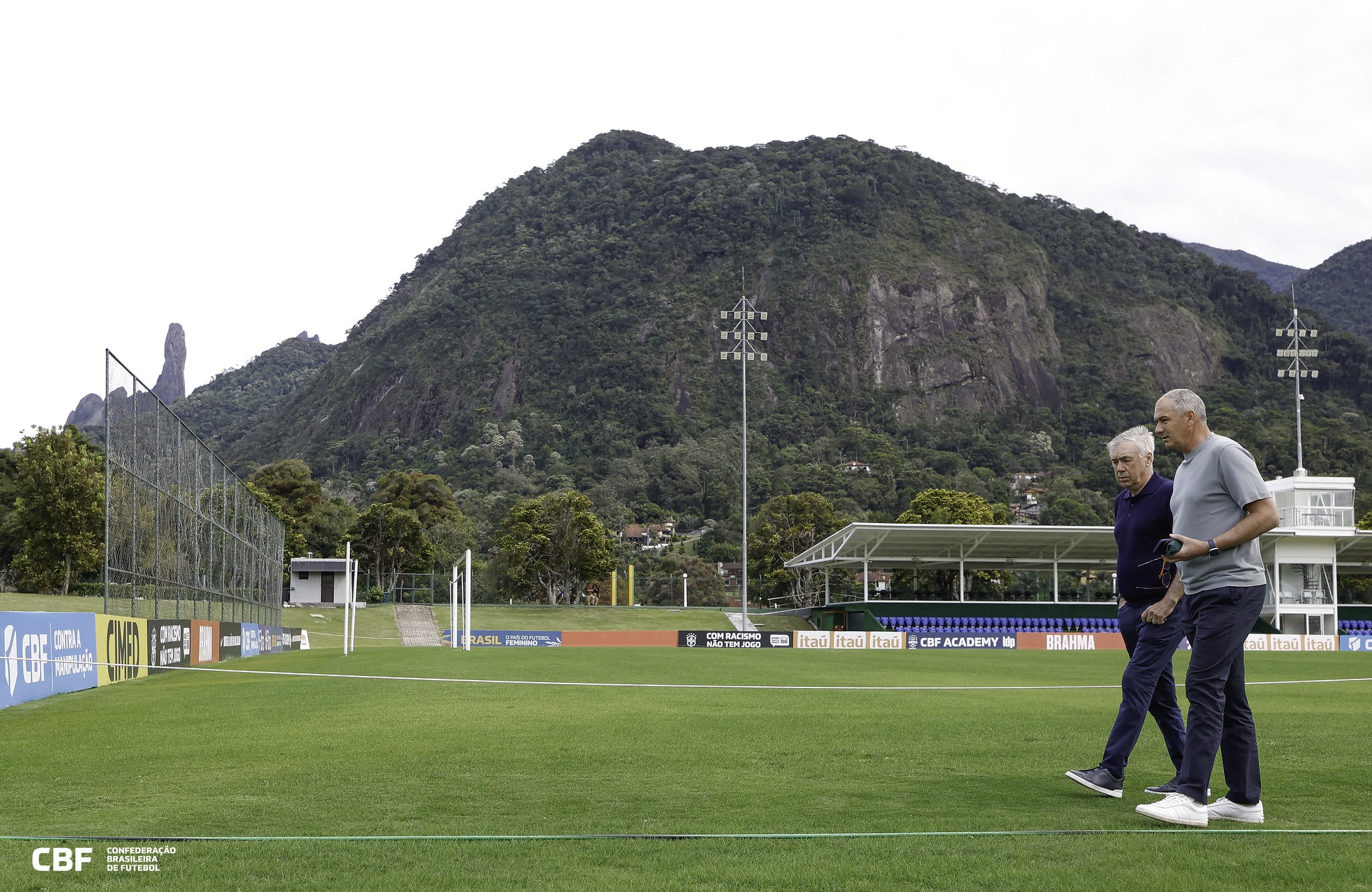 Carlo Ancelotti caminha em campo da Granja Comary