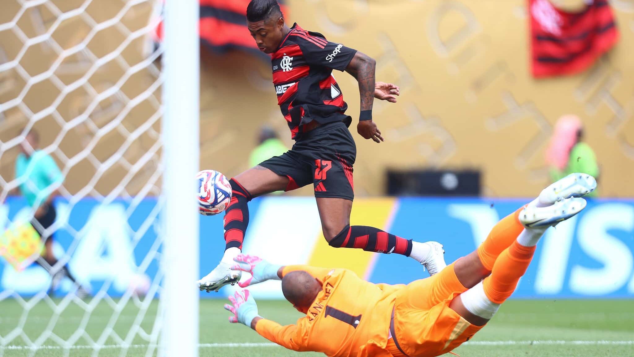 Goleiro do Chelsea se estica enquanto Bruno Henrique chuta para marcar primeiro gol do Flamengo