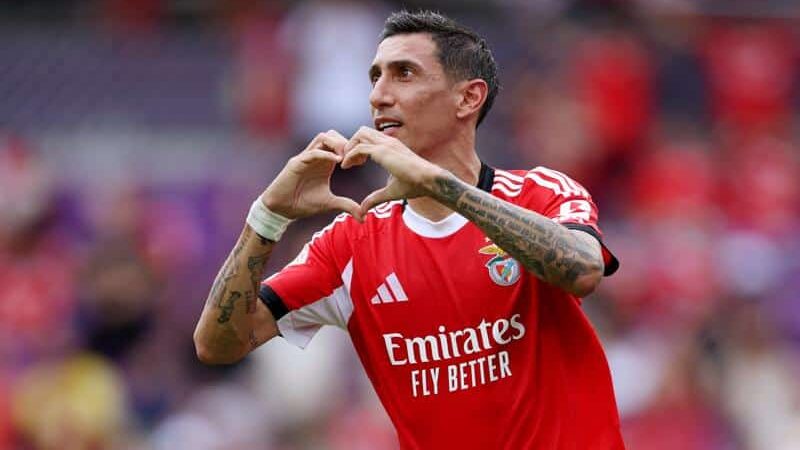 Di María faz coraçãozinho para comemorar gol