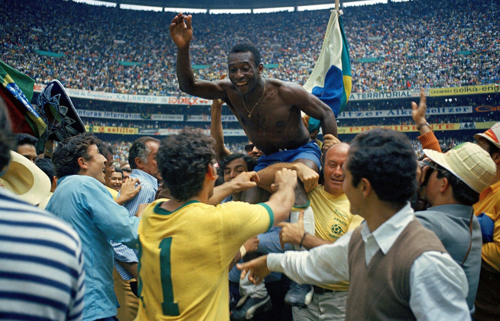Pelé, sem camisa, é carregado nos ombros após a conquista do título