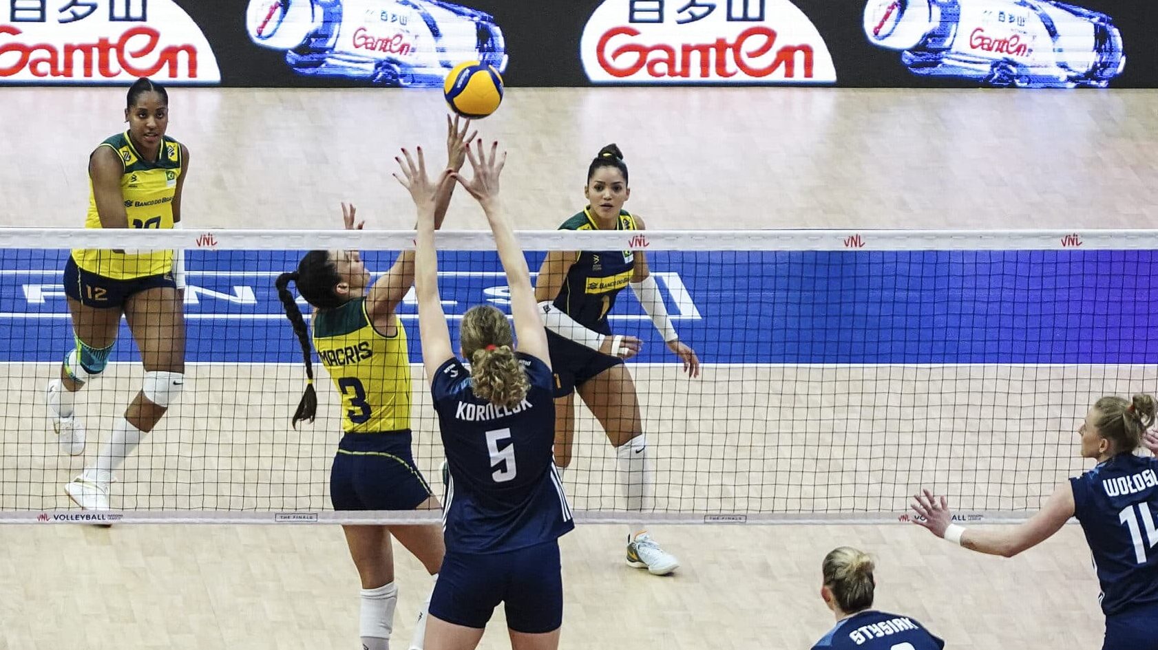 Jogadoras de Brasil e Polônia disputam bola perto da rede