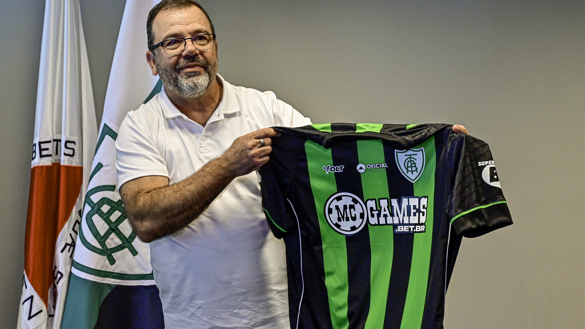 Enderson Moreira segura camisa do América-MG