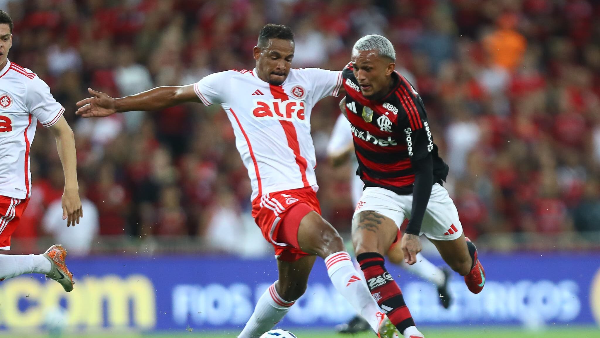 Fernando e Wesley em disputa pela bola em Flamengo x Inter