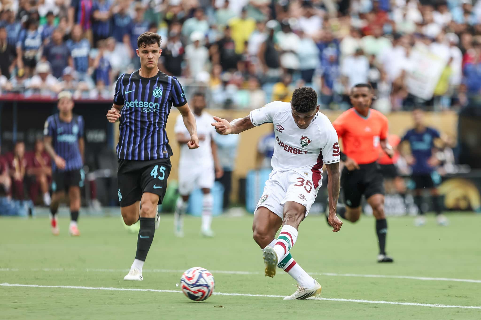 Hércules chuta para marcar o segundo gol do Fluminense