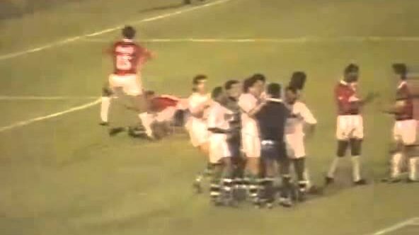 Jogadores do Fluminense reclamam com árbitro