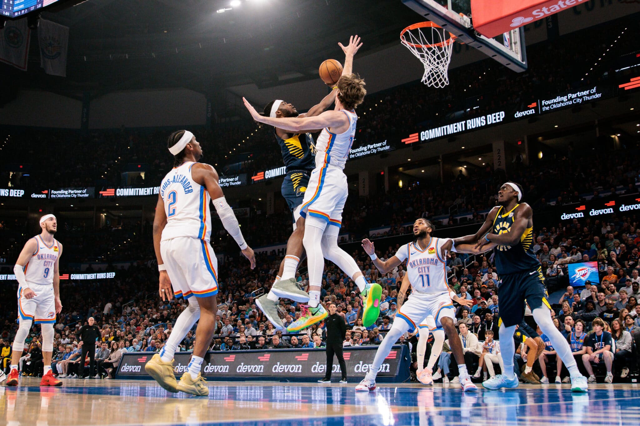 Jogadores de Indiana e Oklahoma disputam a bola