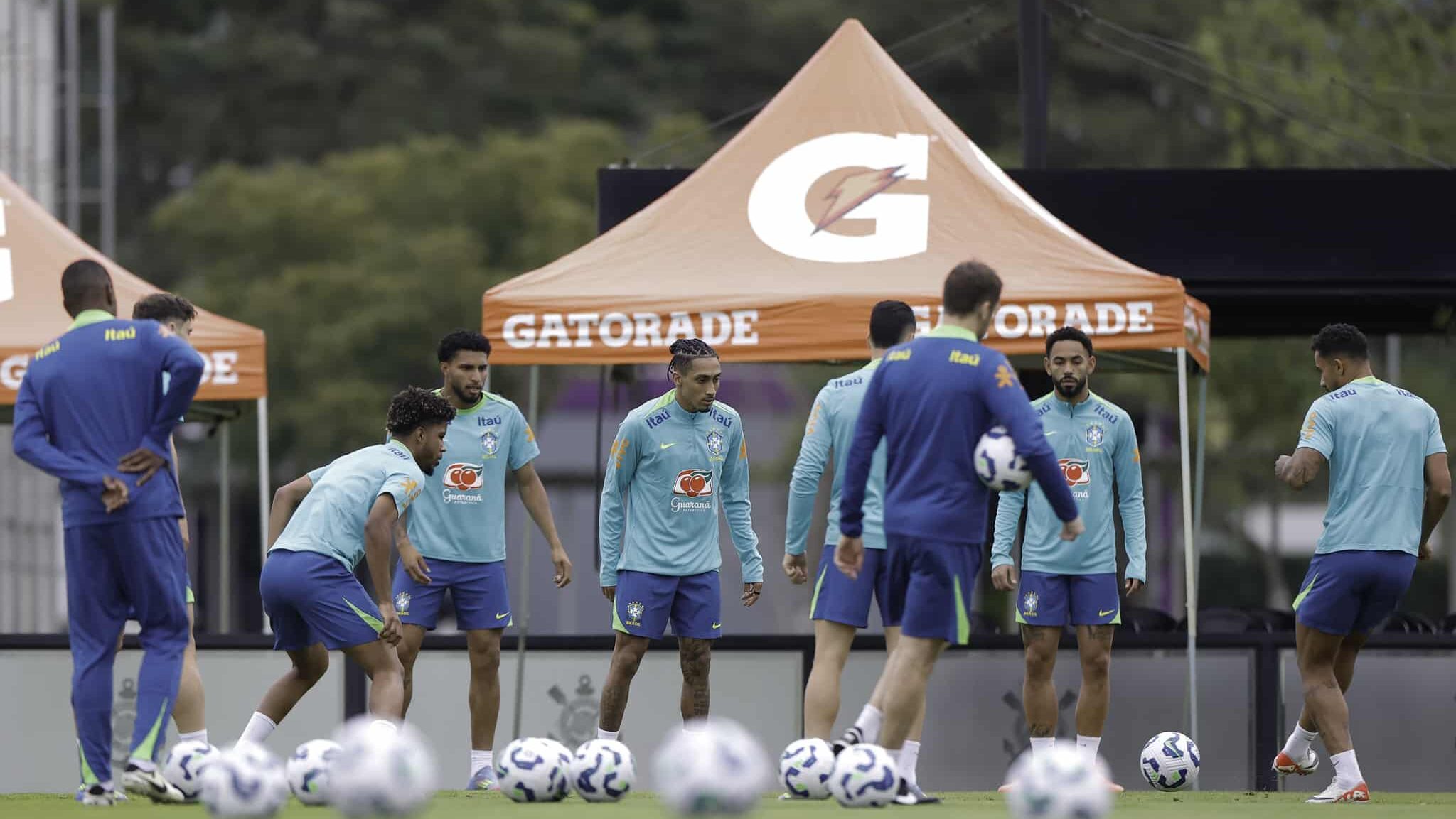 Jogadores da Seleção em treino em São Paulo