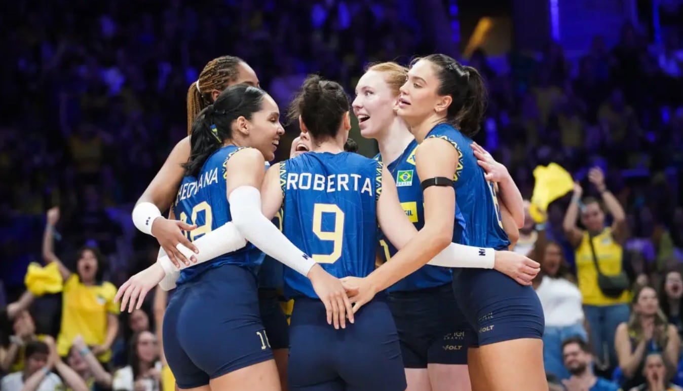 Jogadoras da seleção brasileira de vôlei comemoram ponto