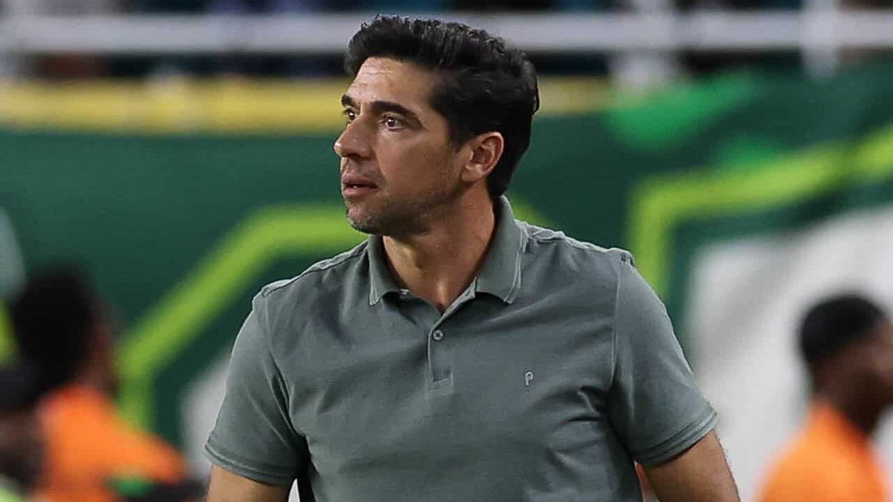 Abel Ferreira na beira do campo contra o Inter Miami