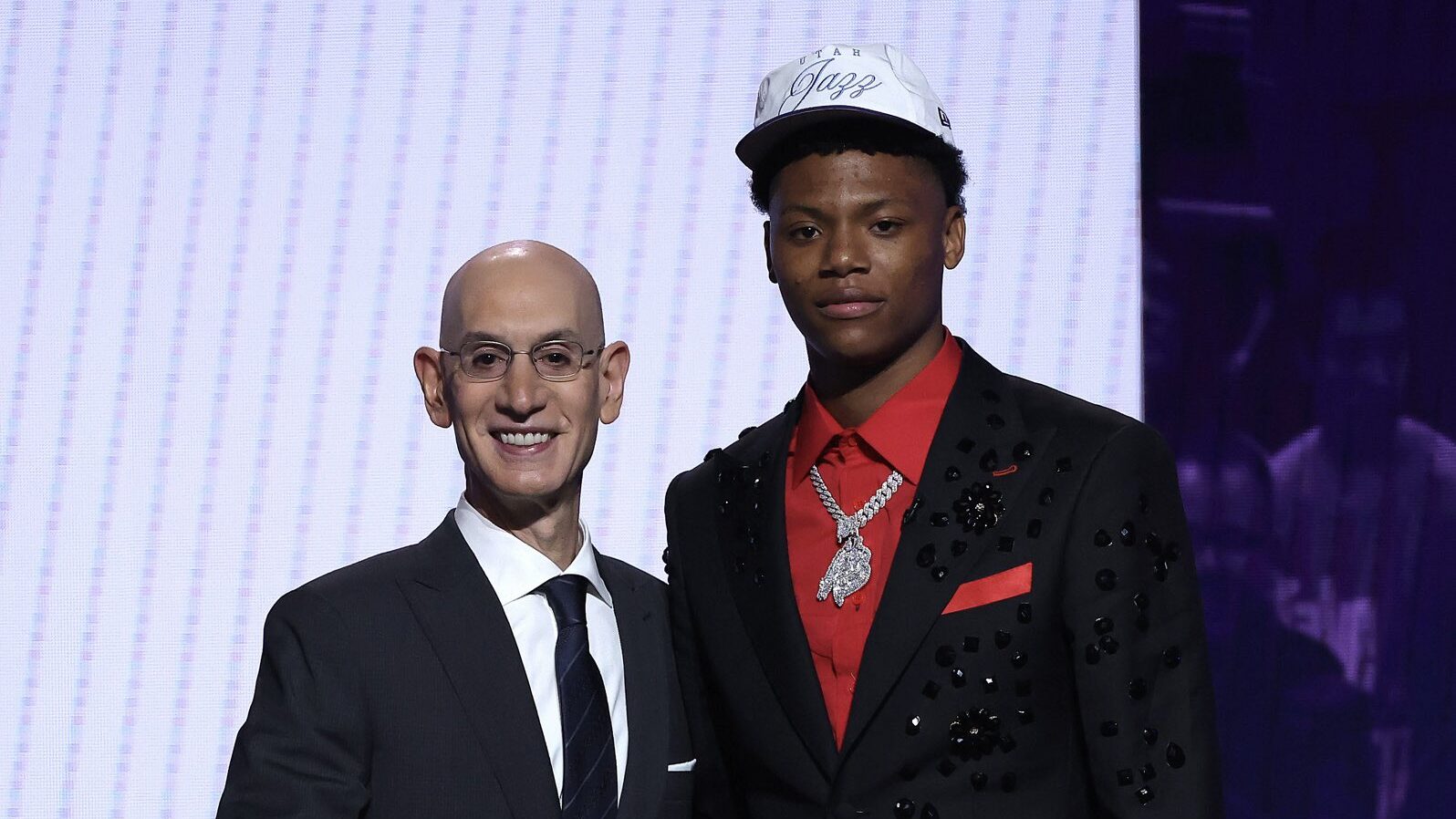 Ace Bailey (direita) ao lado de Adam Silver (esquerda), comissário da NBA, após ser escolhido pelo Utah Jazz no Draft da NBA - Divulgação / Utah Jazz