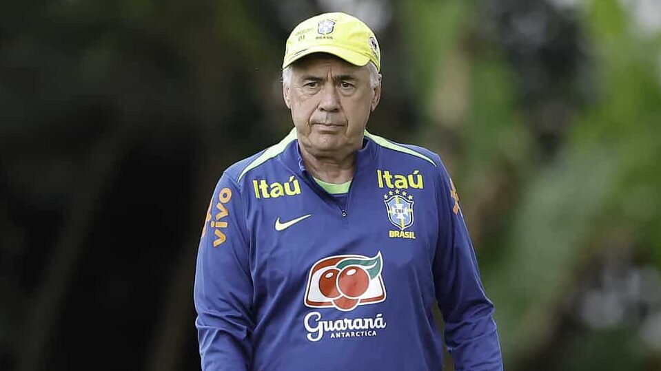Carlo Ancelotti no treino da Seleção