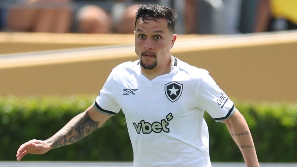 Artur em campo contra o Atlético de Madrid