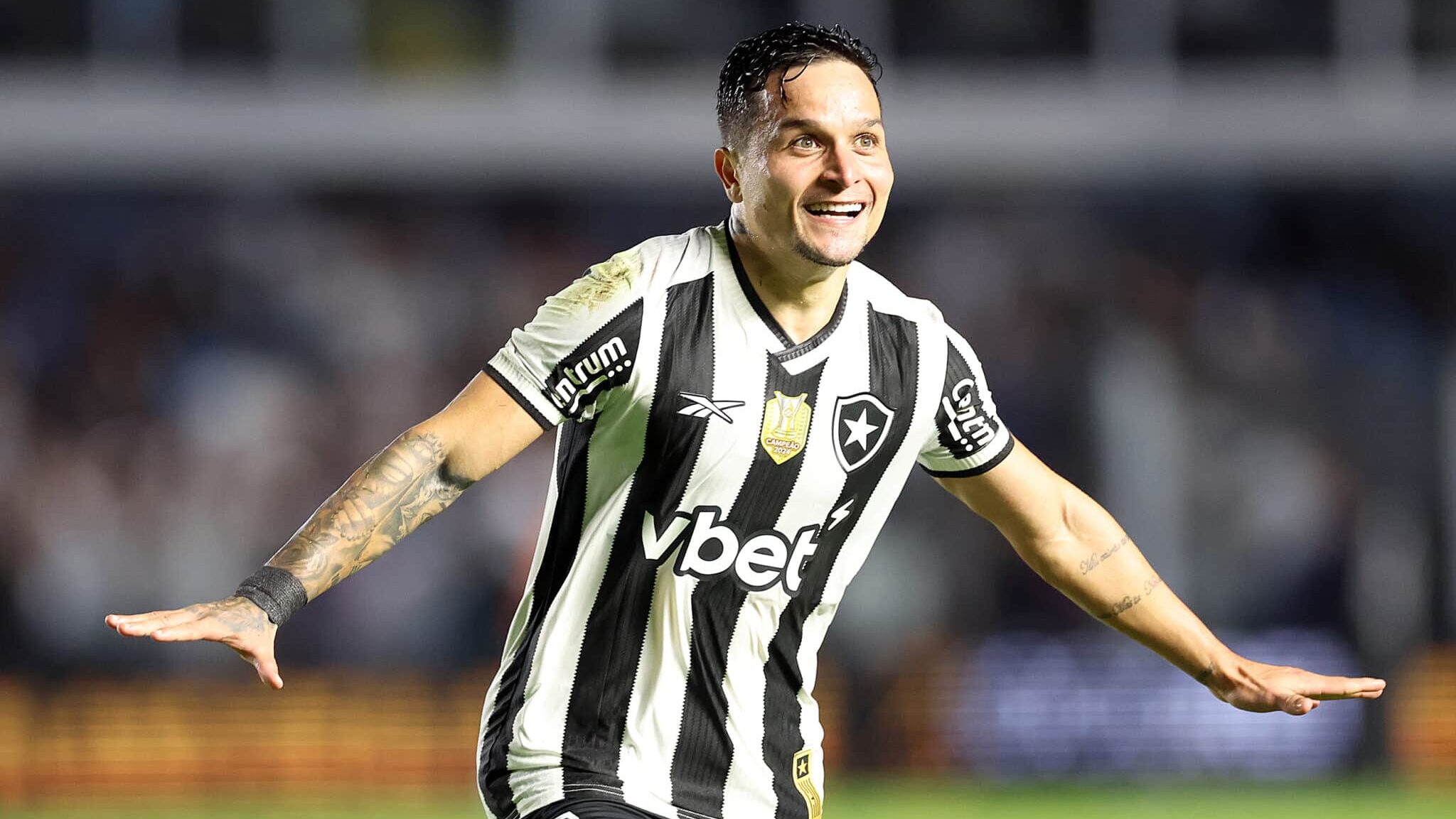 Artur comemorando gol do Botafogo contra o Santos