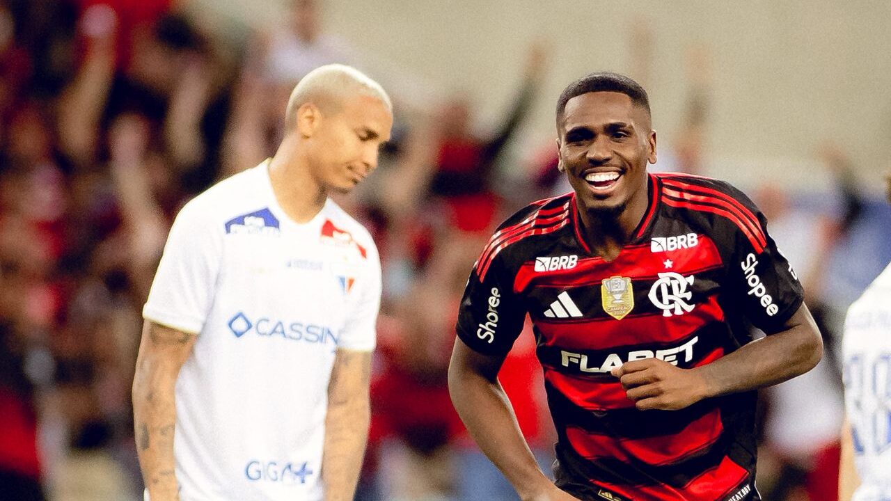 Evertton Araújo comemorando gol do Flamengo contra o Fortaleza