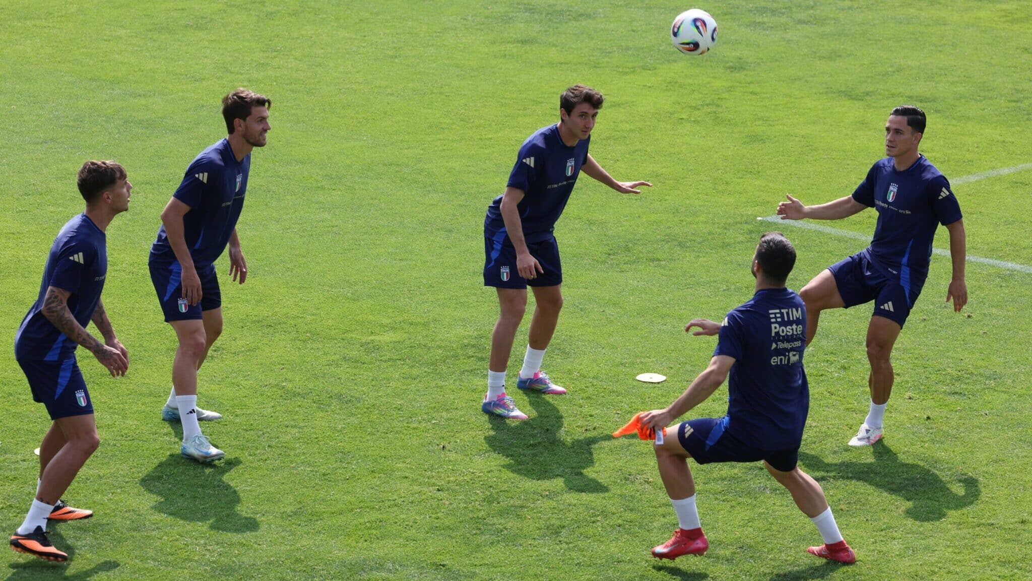 Jogadores da seleção da Itália fazem roda de altinha