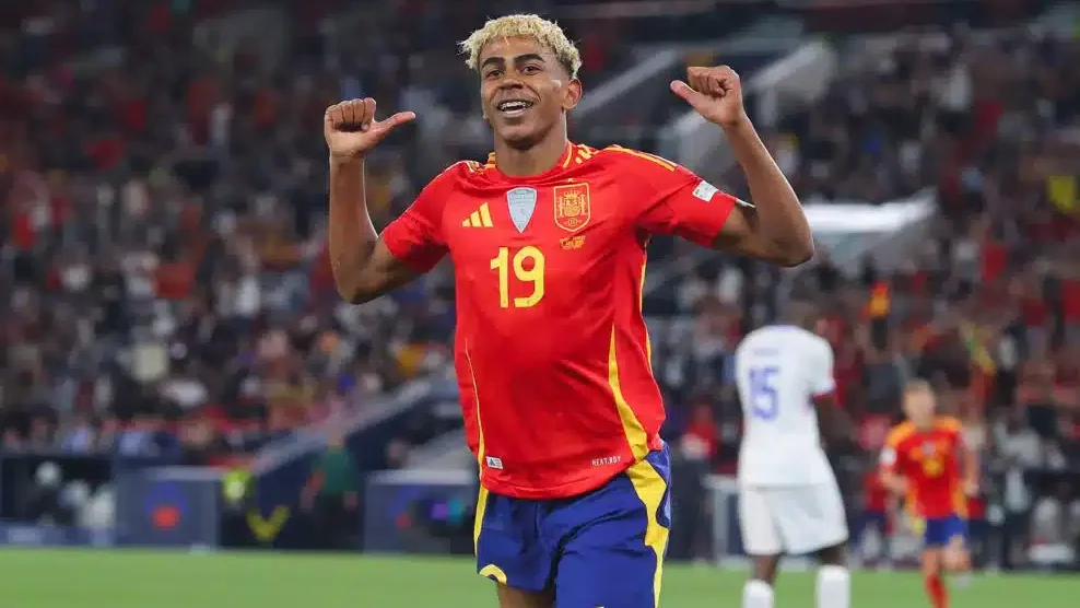 Lamine Yamal comemorando um dos seus dois gols da vitória da Espanha sobre a França - Divulgação / Uefa