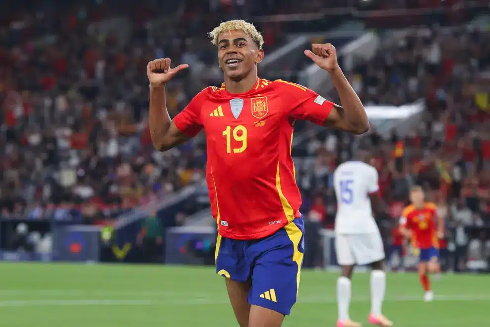 Lamine Yamal comemorando um dos seus dois gols da vitória da Espanha sobre a França - Divulgação / Uefa