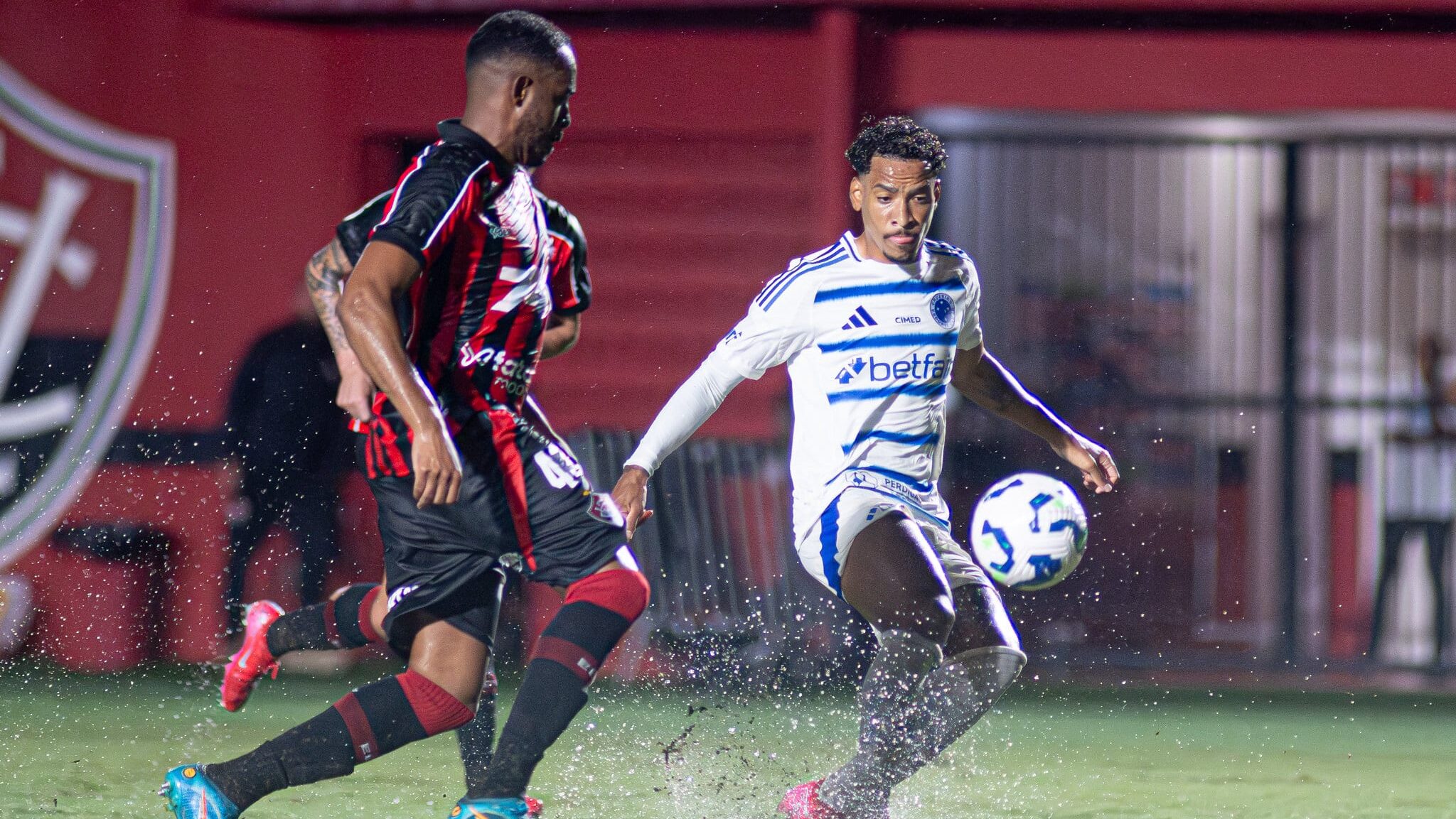 Vitória x Cruzeiro no gramado alagado do Barradão