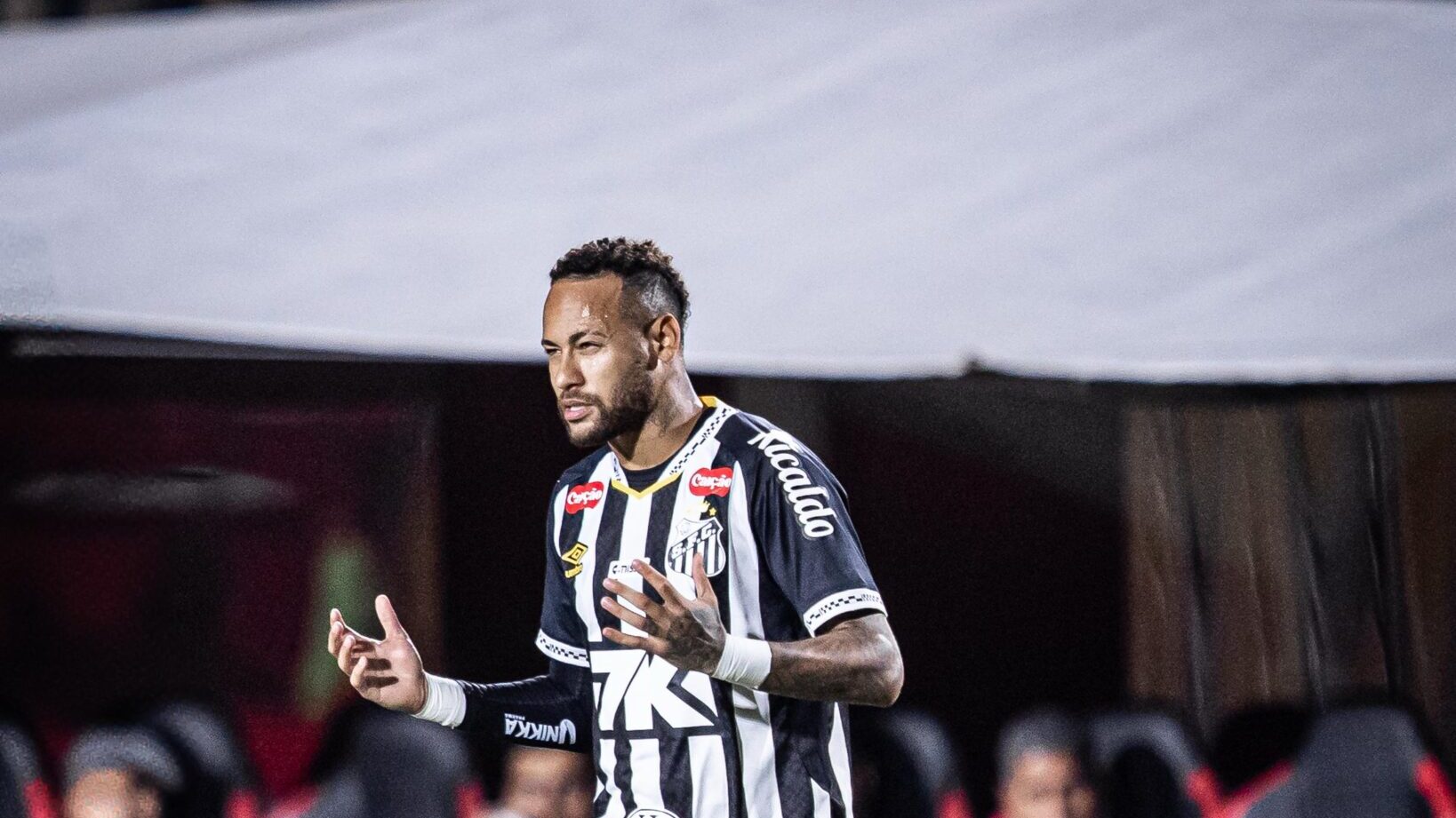 Neymar pelo Santos no jogo contra o Vitória
