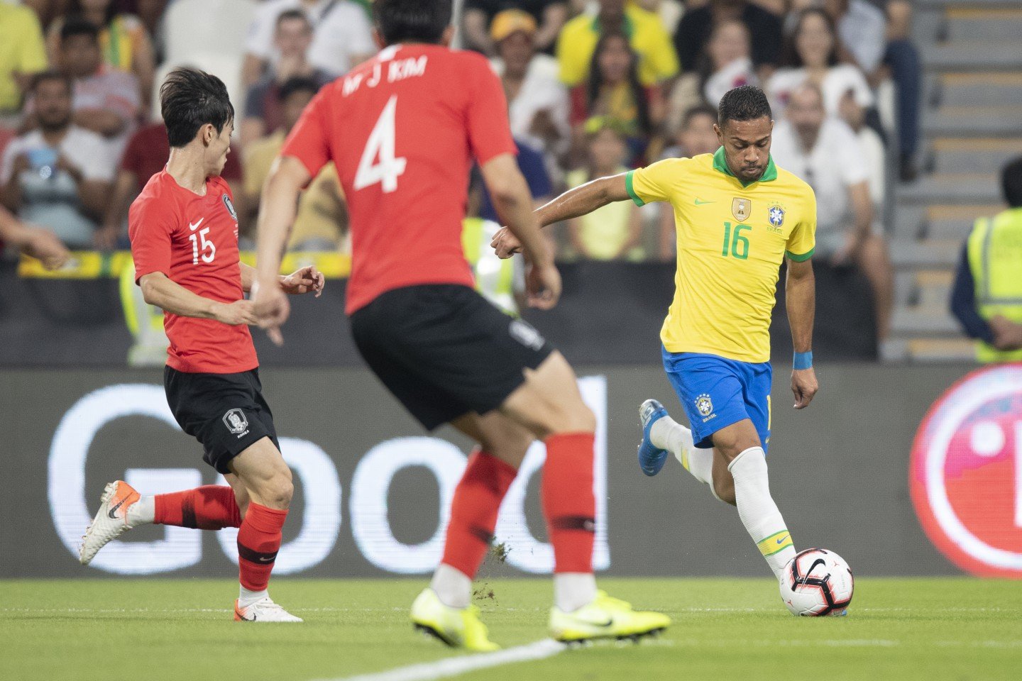 Renan Lodi em ação pela Seleção