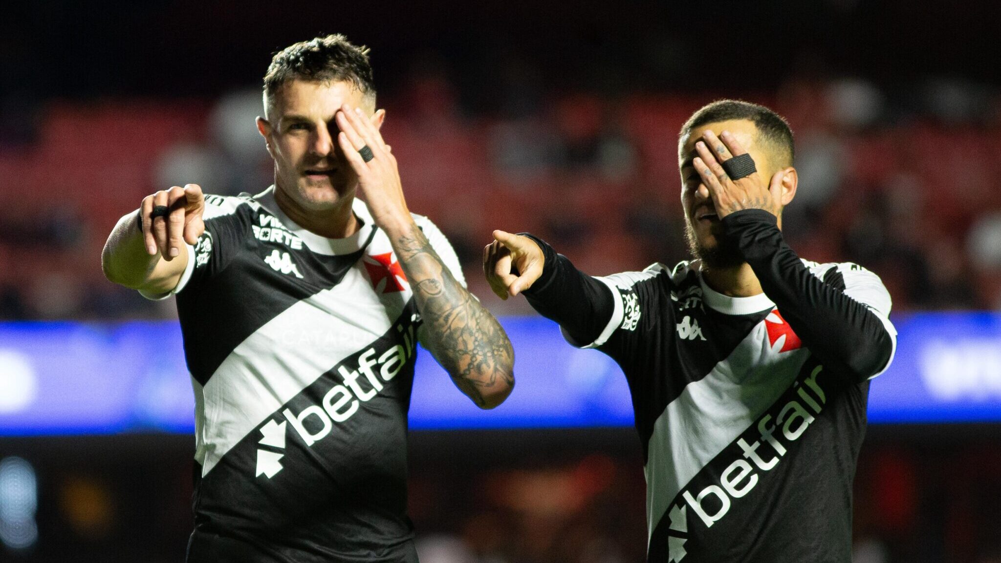 Vegetti e Coutinho na vitória do Vasco sobre o São Paulo