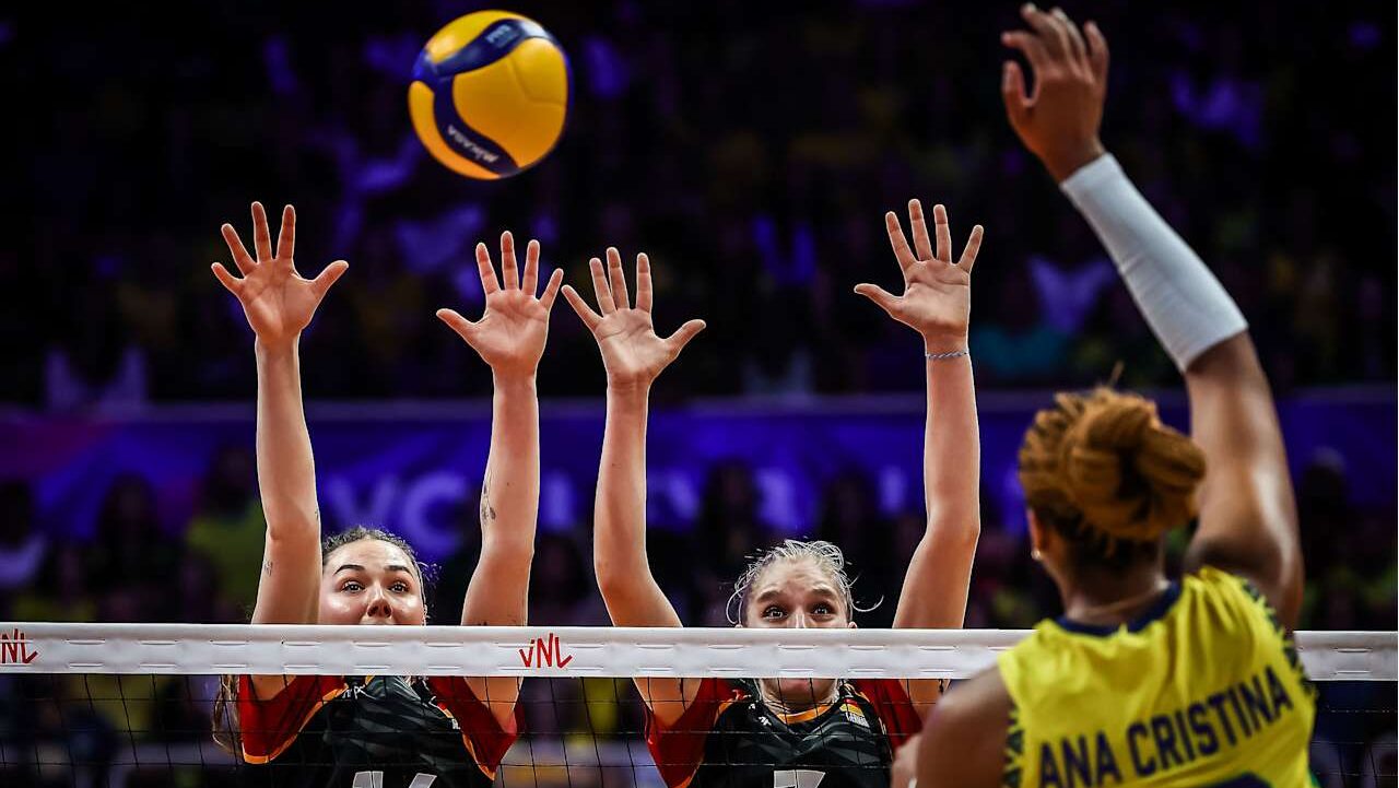 Jogadora do Brasil tenta passar pelo bloqueio da Alemanha