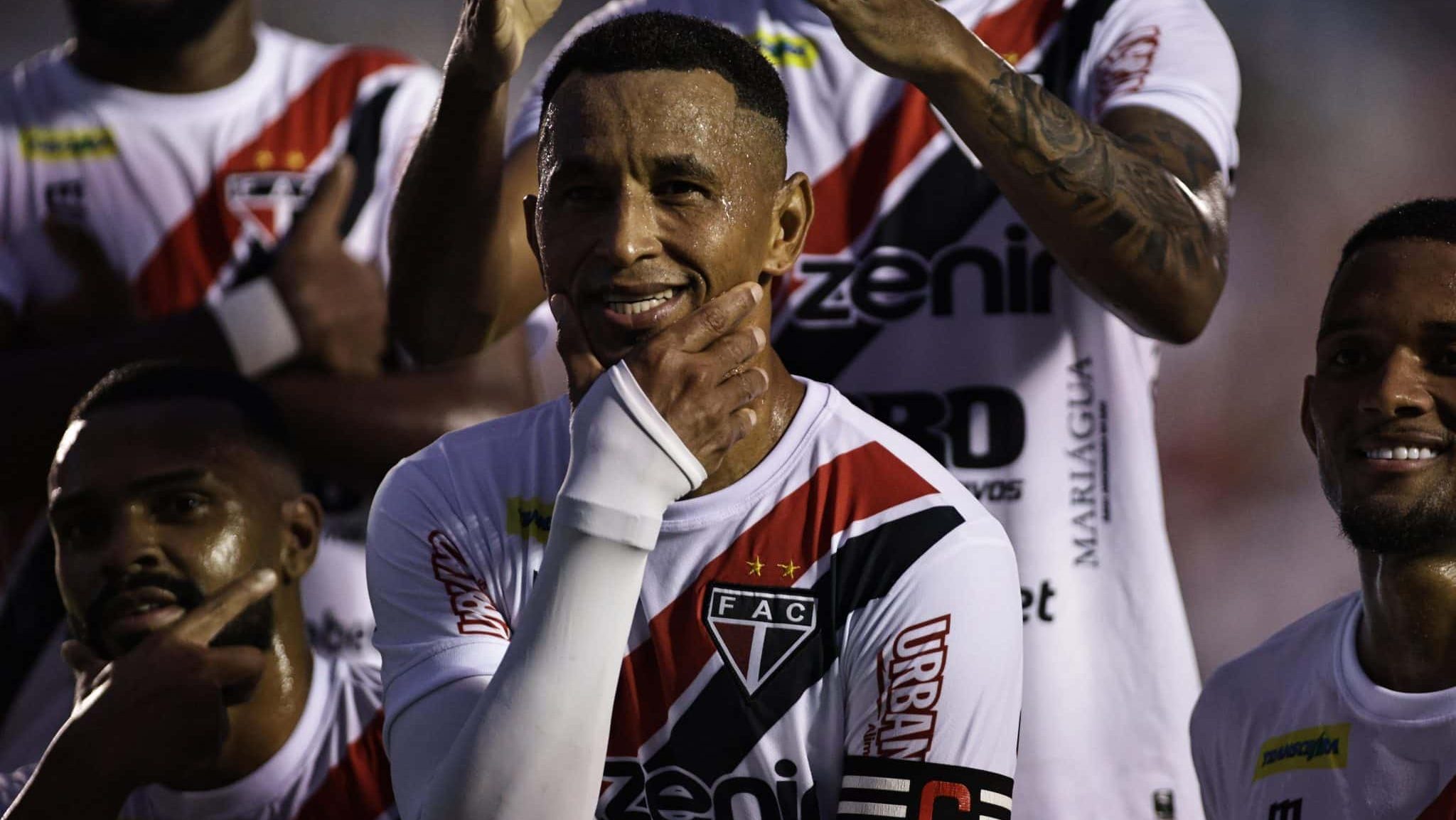 Ciel com a mão no queixo, fazendo pose ao comemorar gol