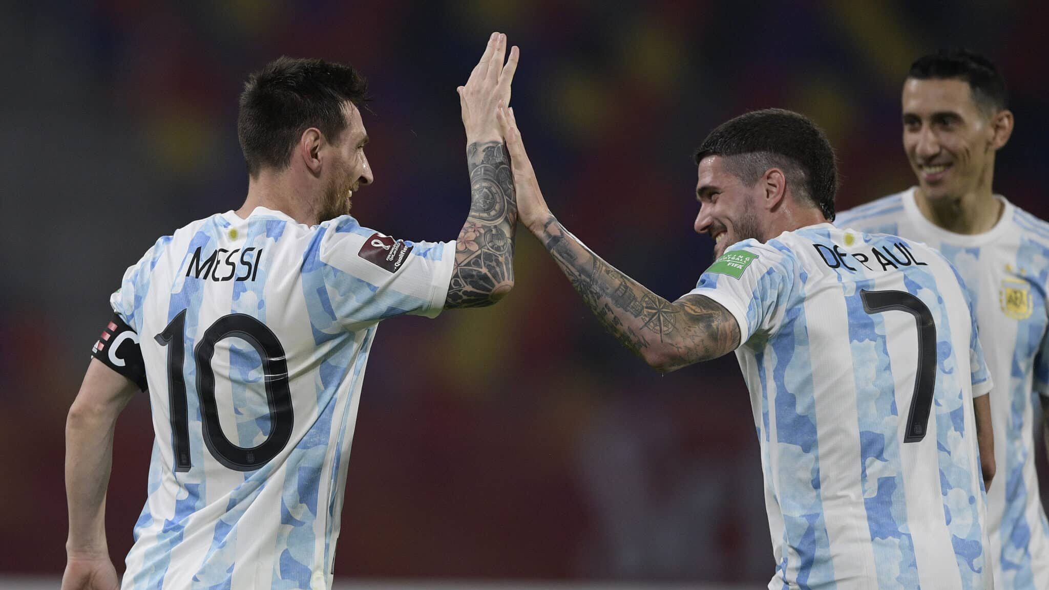 Messi e De Paul pela seleção argentina - (Photo by Juan Mabromata - Pool/Getty Images)