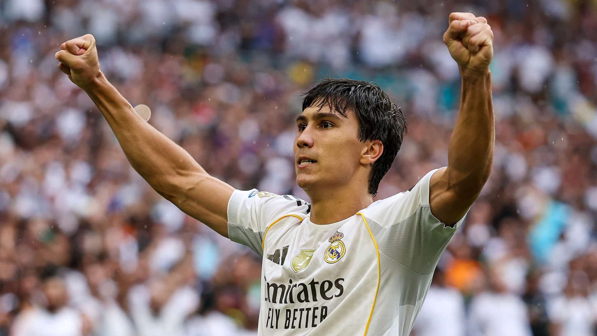 Gonzalo García comemora gol