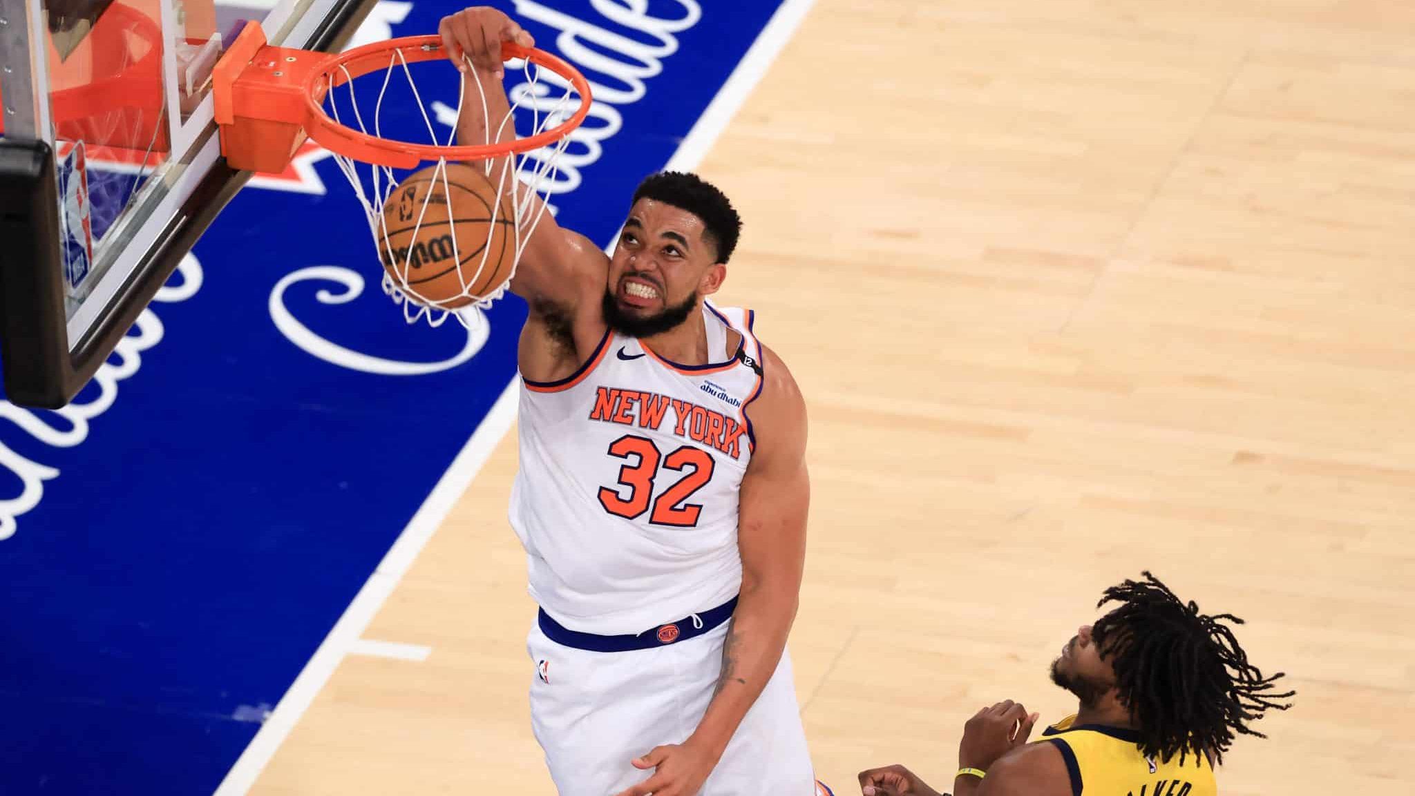 Karl-Anthony Towns enterra pelo New York Knicks nas finais da Conferência Leste da NBA de 2025 - Foto: Charly Triballeau/AFP via Getty Images