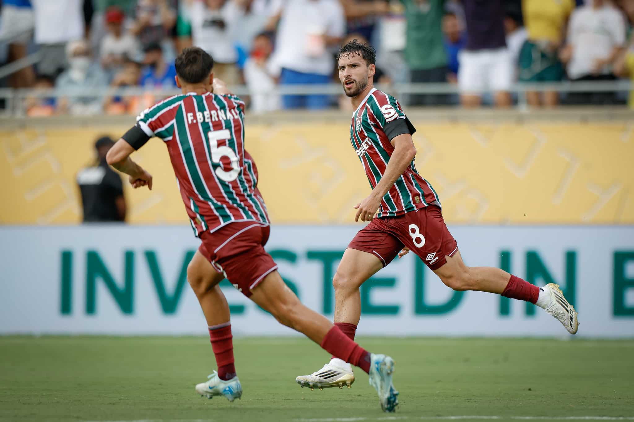 Martinelli comemora gol