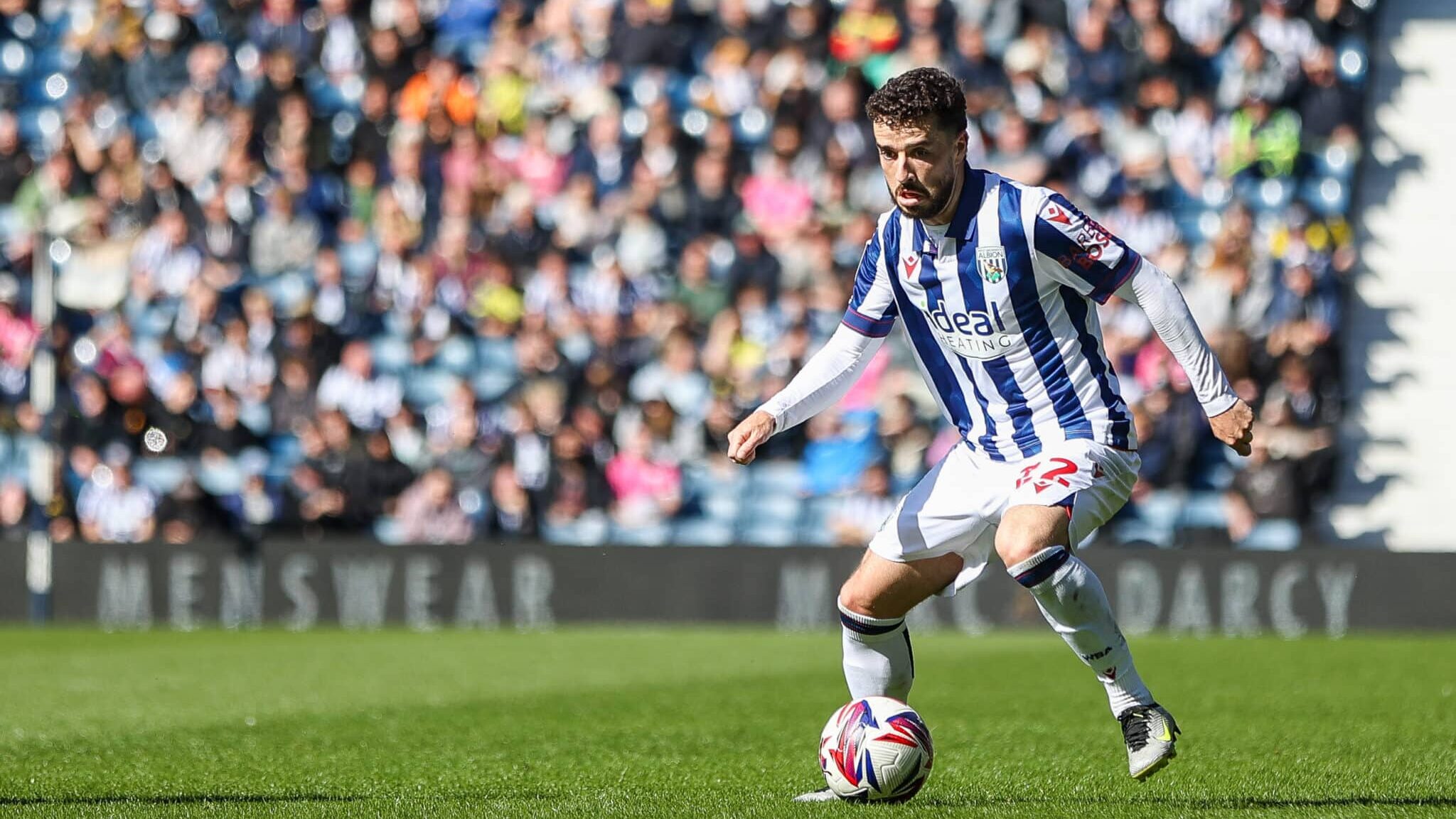 Mikey Johnston com a bola no pé direito