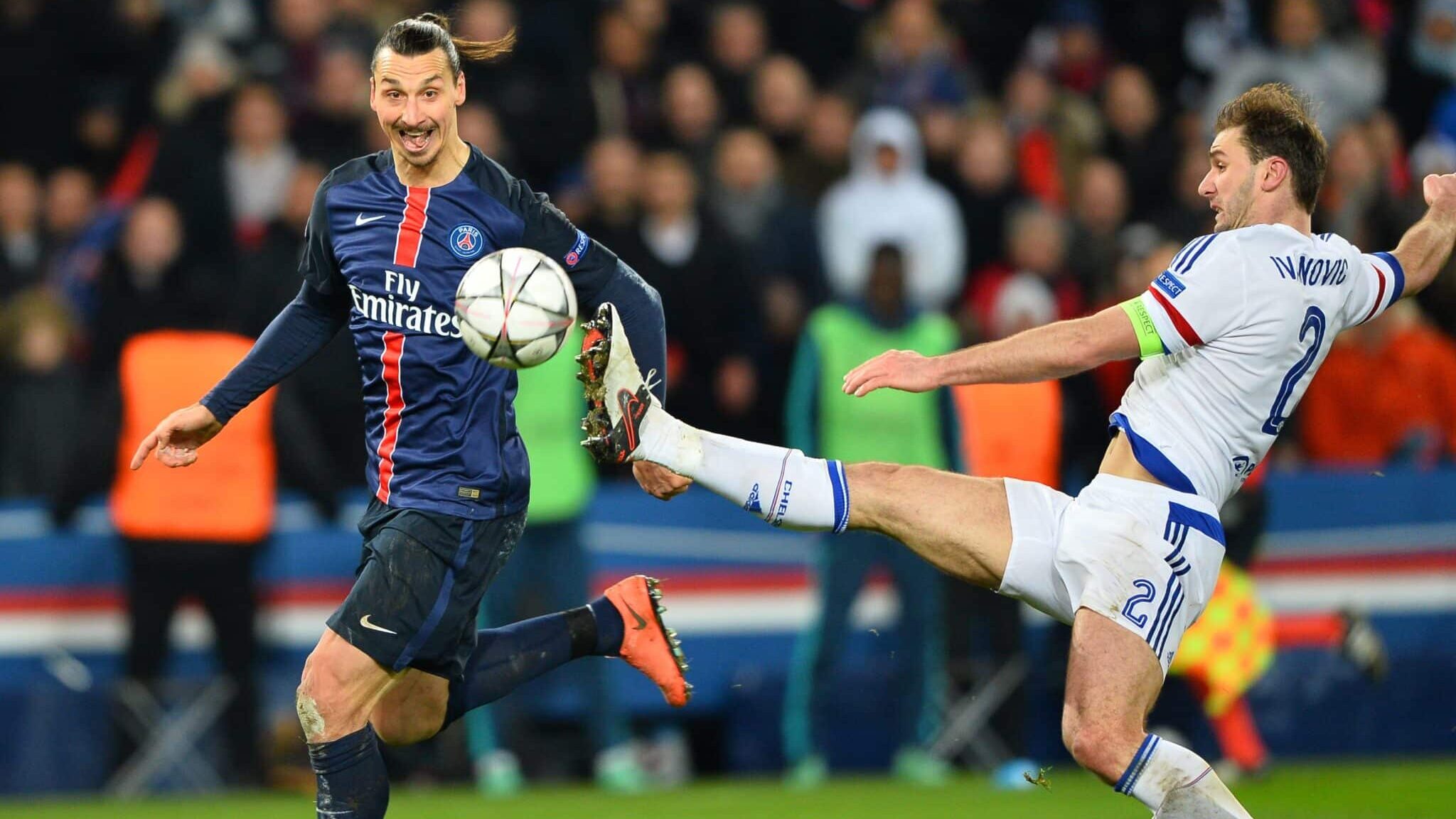 Ibrahimovic e Ivanovic disputam bola