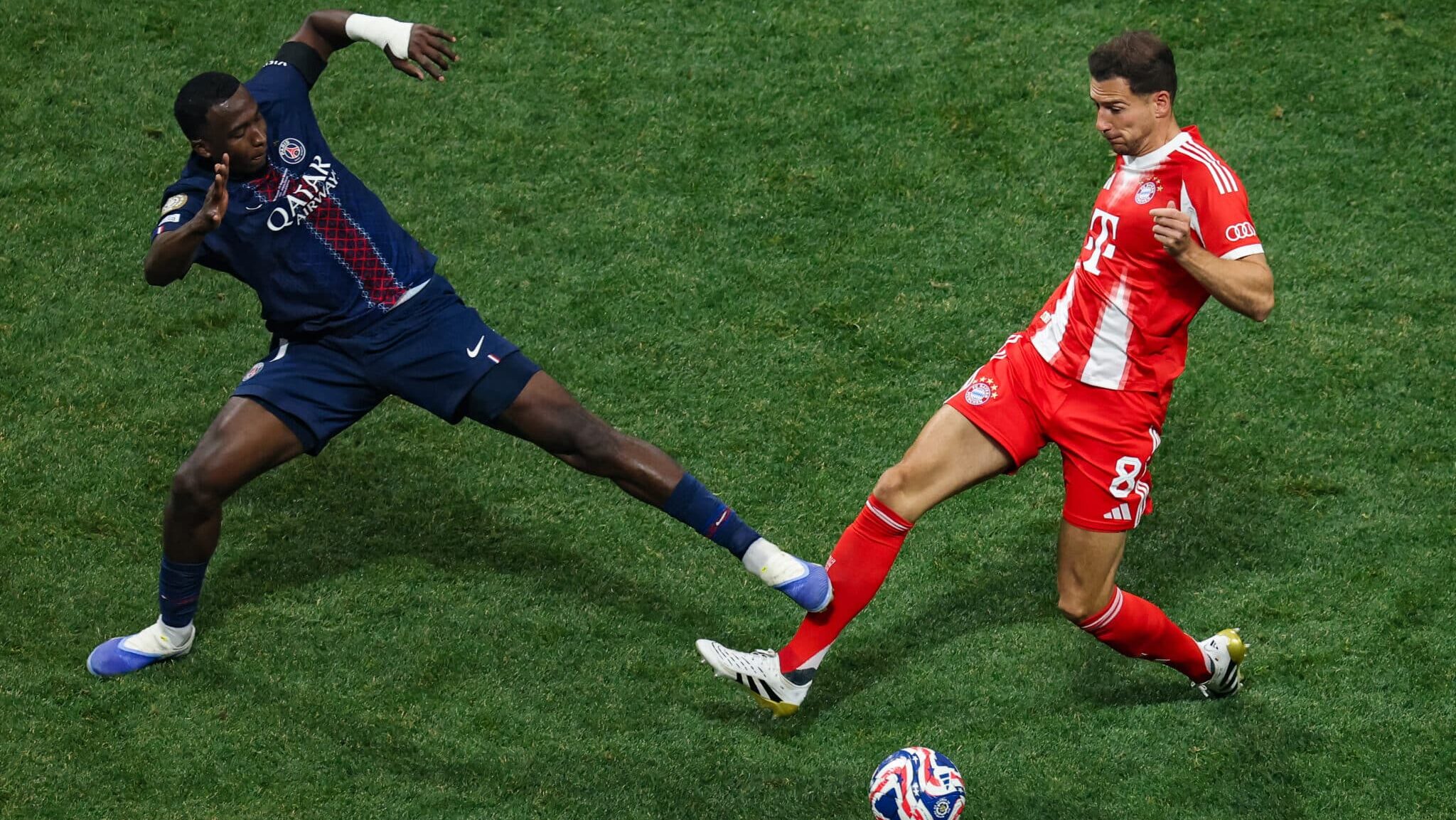 Pacho é um dos dois jogadores do PSG que foram expulsos no duelo contra o Bayern - Patrick Smith - FIFA/FIFA via Getty Images