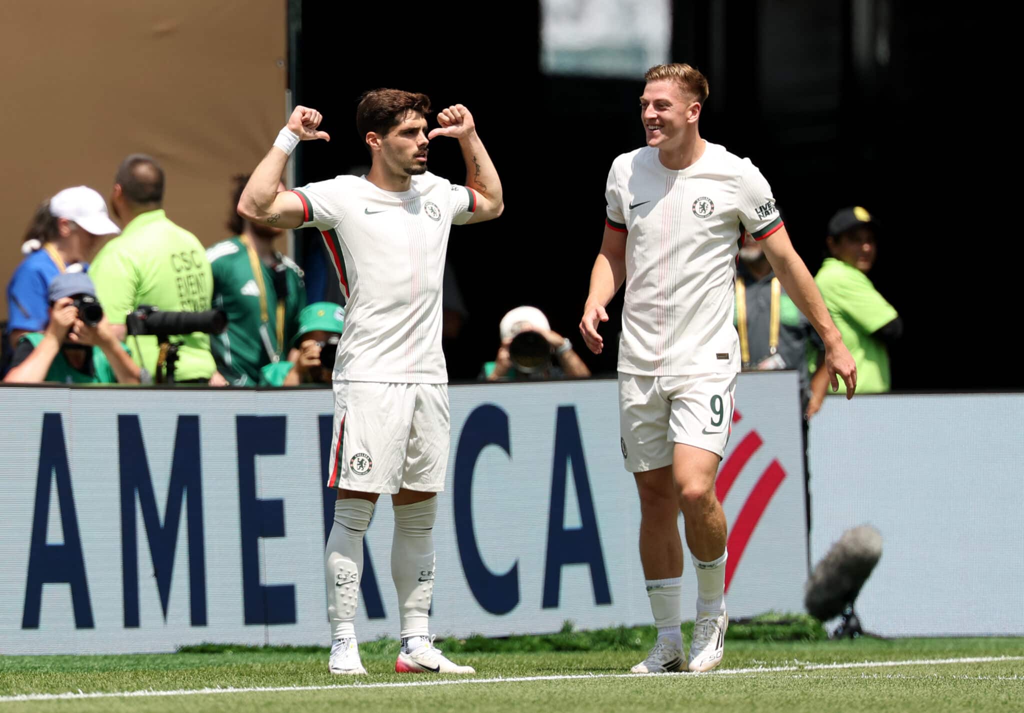 Pedro Neto comemora gol