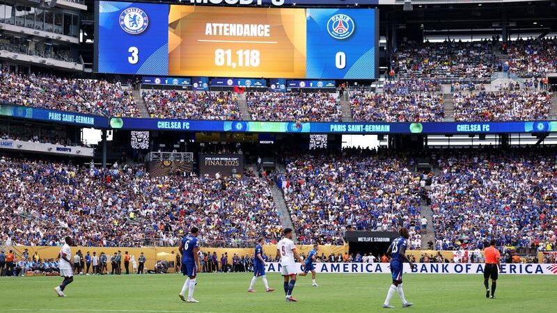Telão mostra público presente na final entre Chelsea e PSG