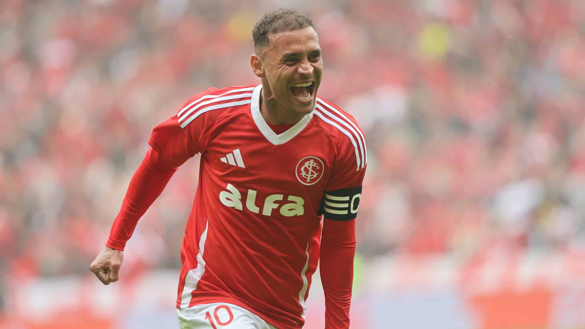 Alan Patrick comemorando seu gol pelo Internacional contra O Ceará - Ricardo Chaves / Internacional