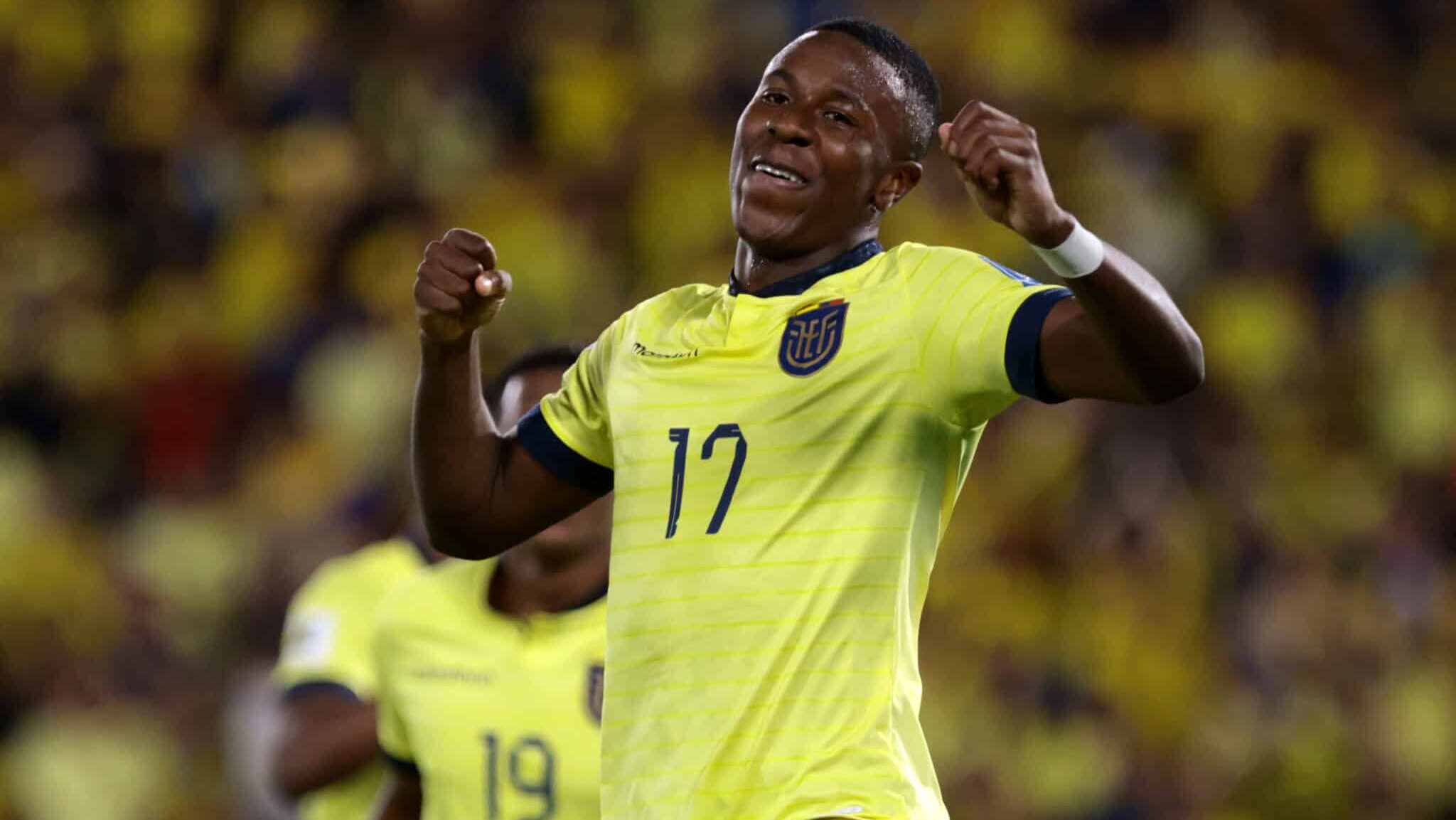 Alan Minda em ação pela seleção de Equador - Franklin Jacome/Getty Images