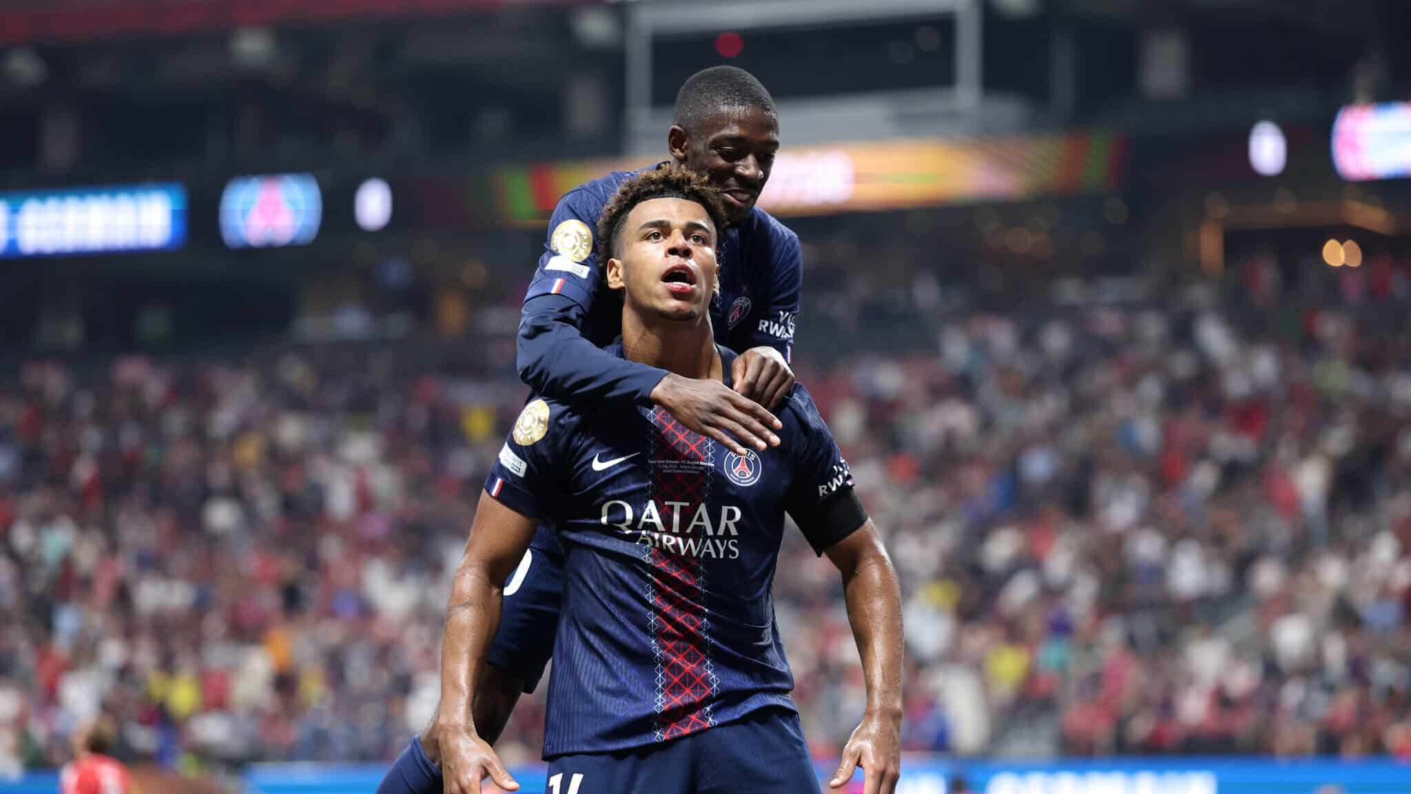 Doué e Dembélé comemorando gol do PSG contra o Bayern