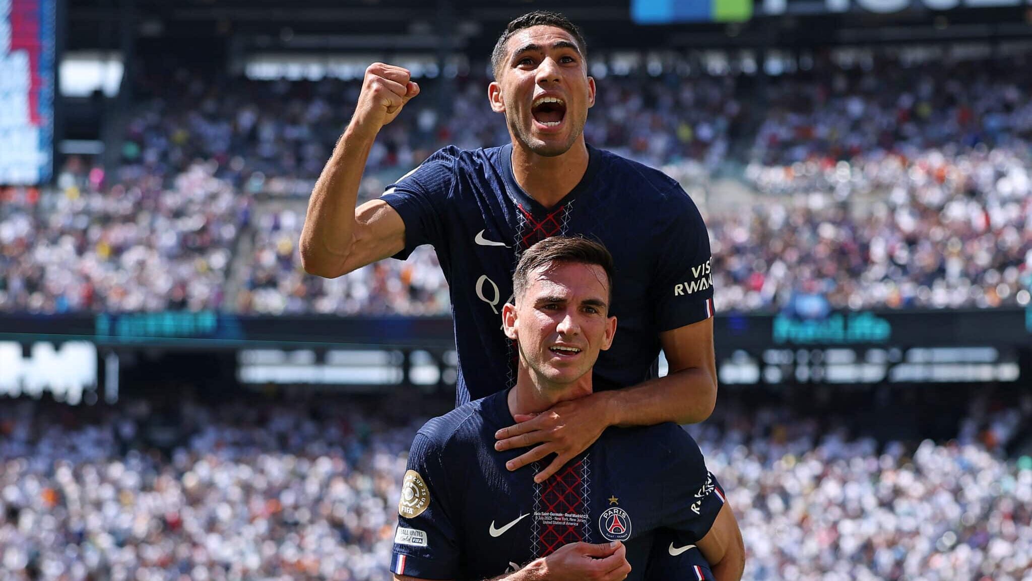 Fábian Ruiz e Haikimi comemorando gol pelo PSG contra o Real Madrid