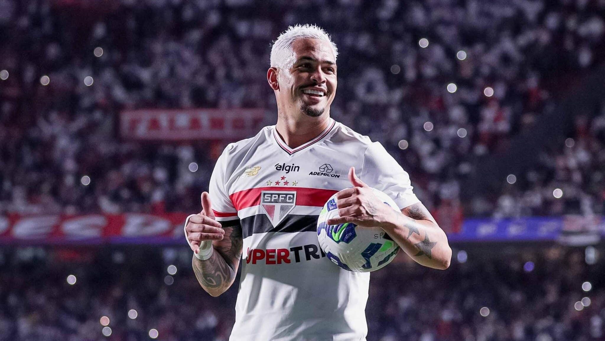 Luciano comemorando gol do São Paulo contra o Corinthians