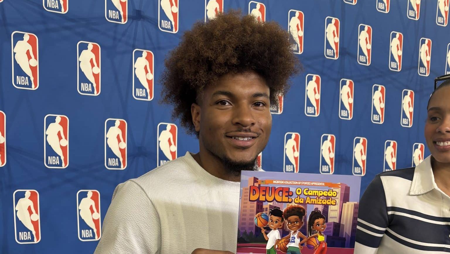 Miles McBride durante evento de lançamento do seu livro