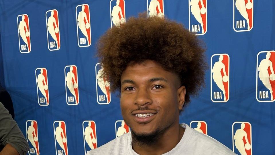 Miles McBride durante evento de lançamento do seu livro