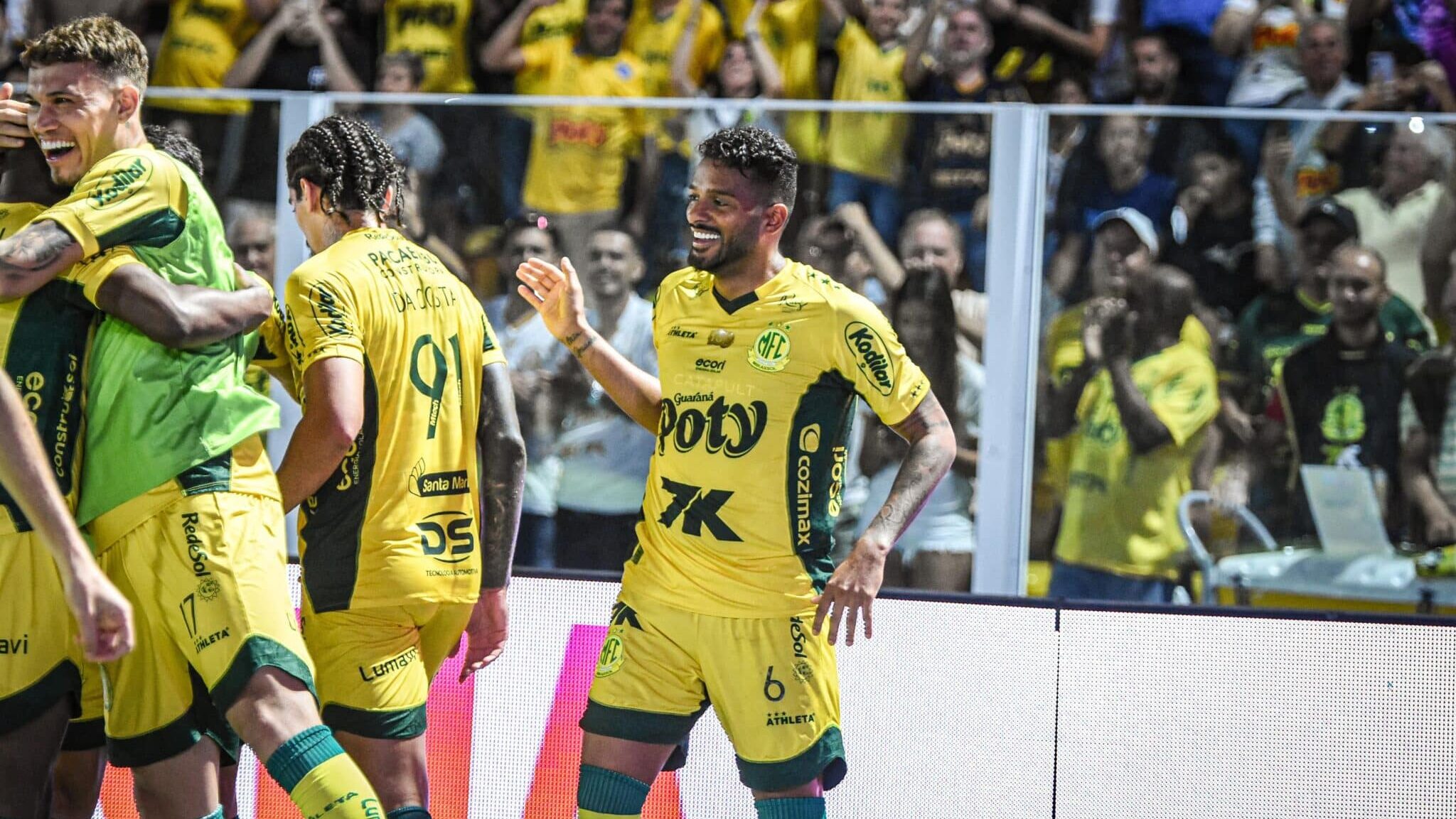 Reinaldo comemorando gol na vitória do Mirassol contra o Santos