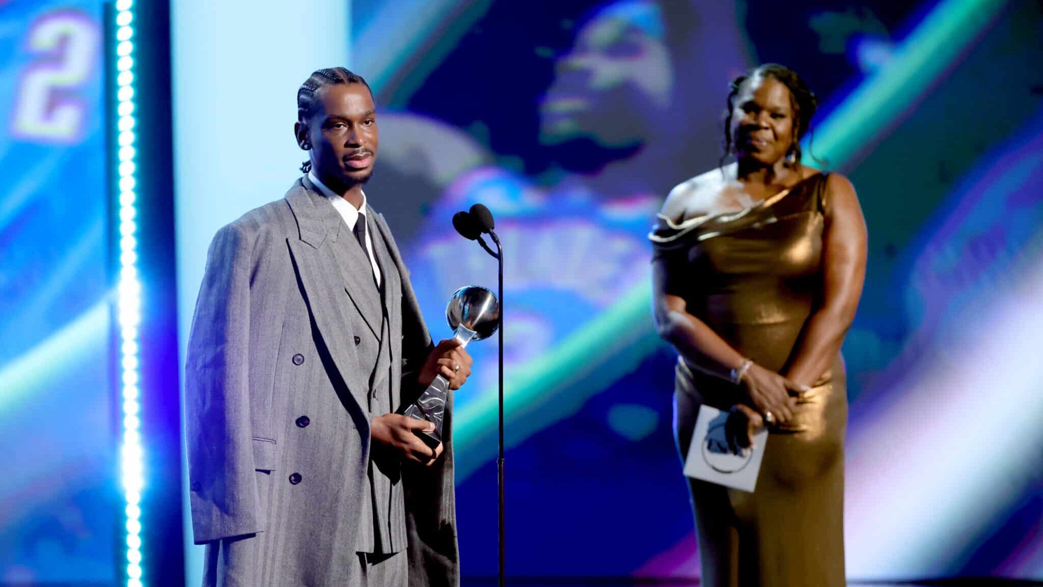 Shai com seu prêmio no ESPYs