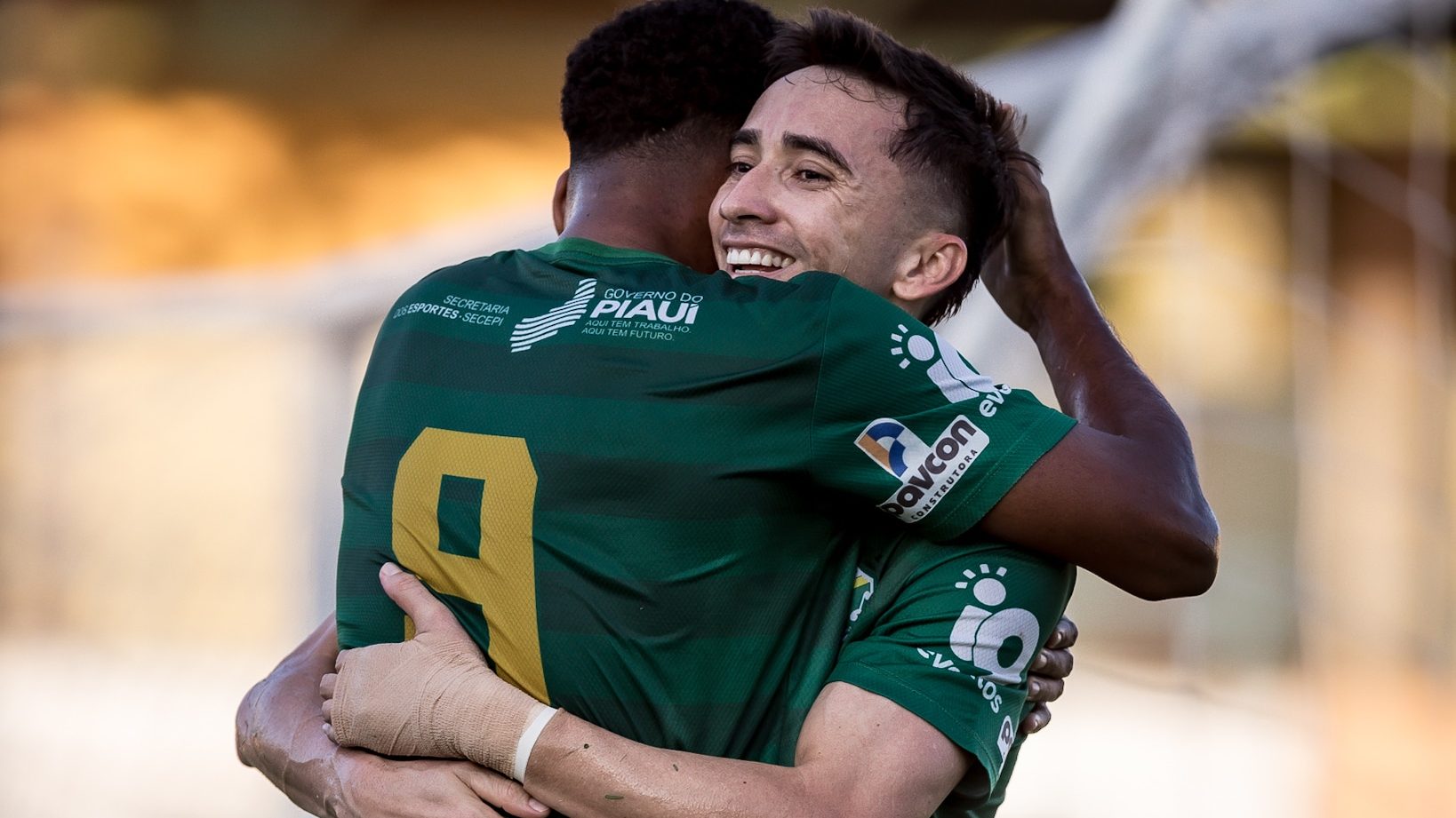 Jogadores do Altos comemoram gol