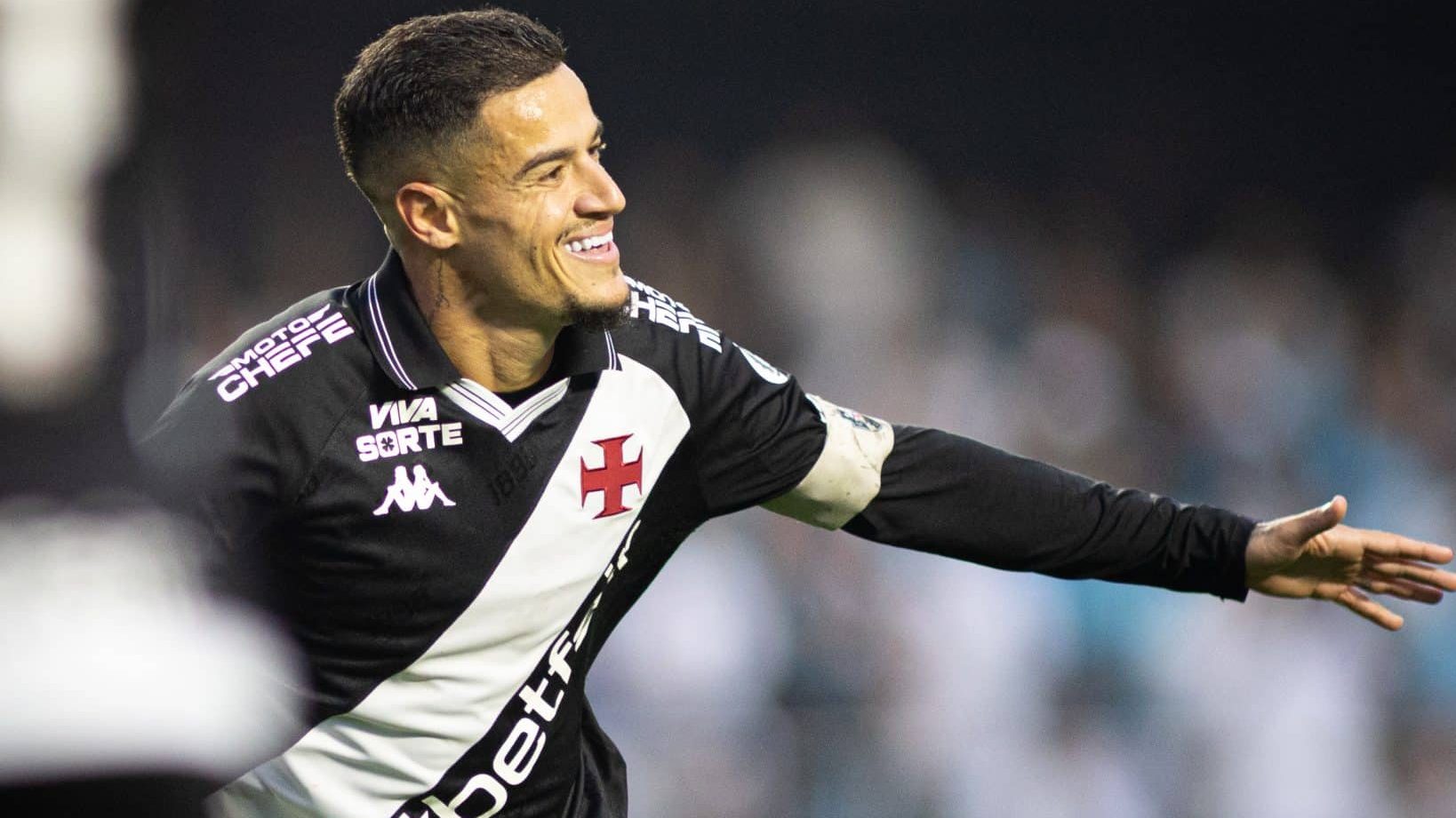 Coutinho comemora gol de braços abertos