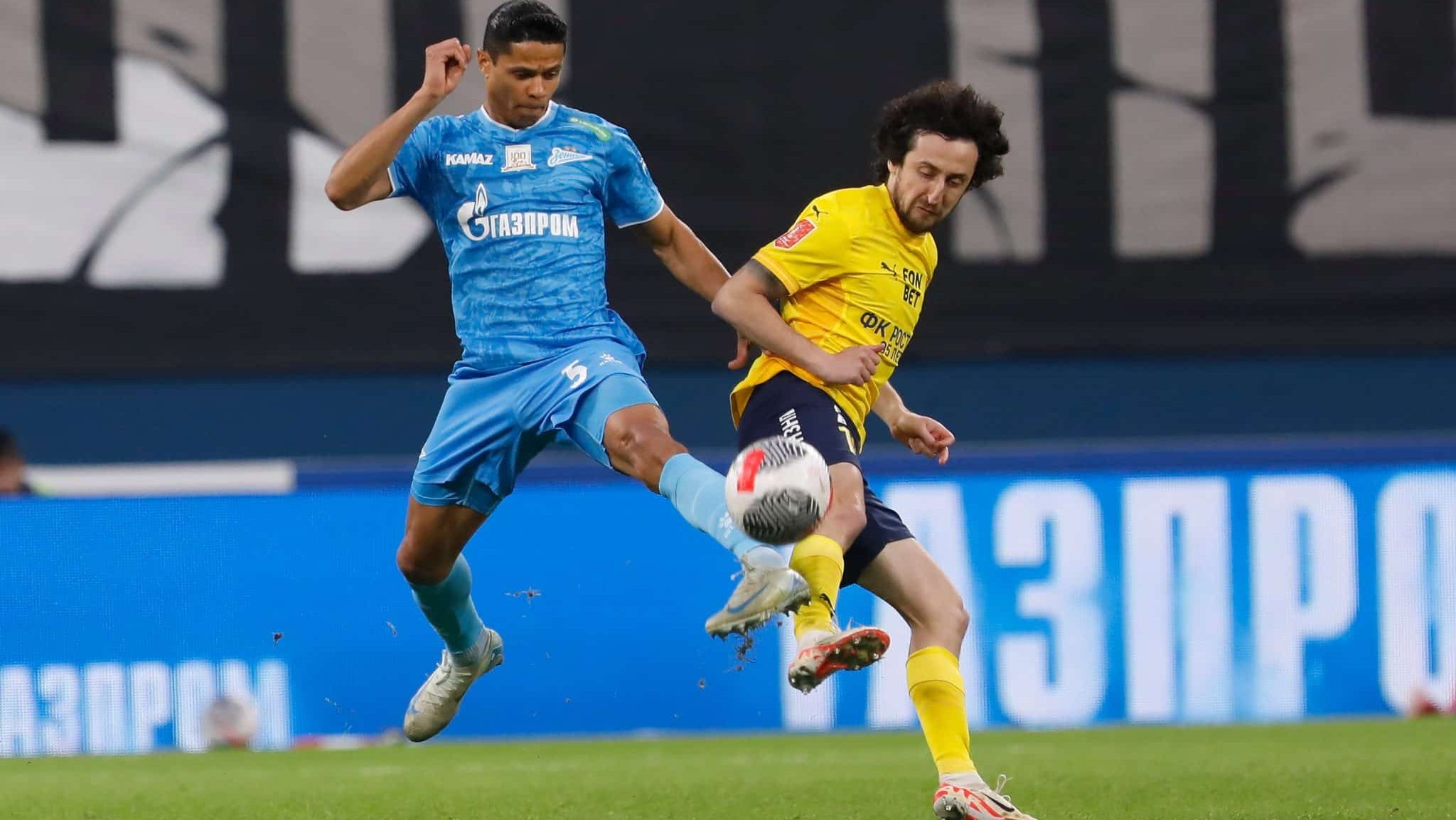 Douglas Santos disputa bola