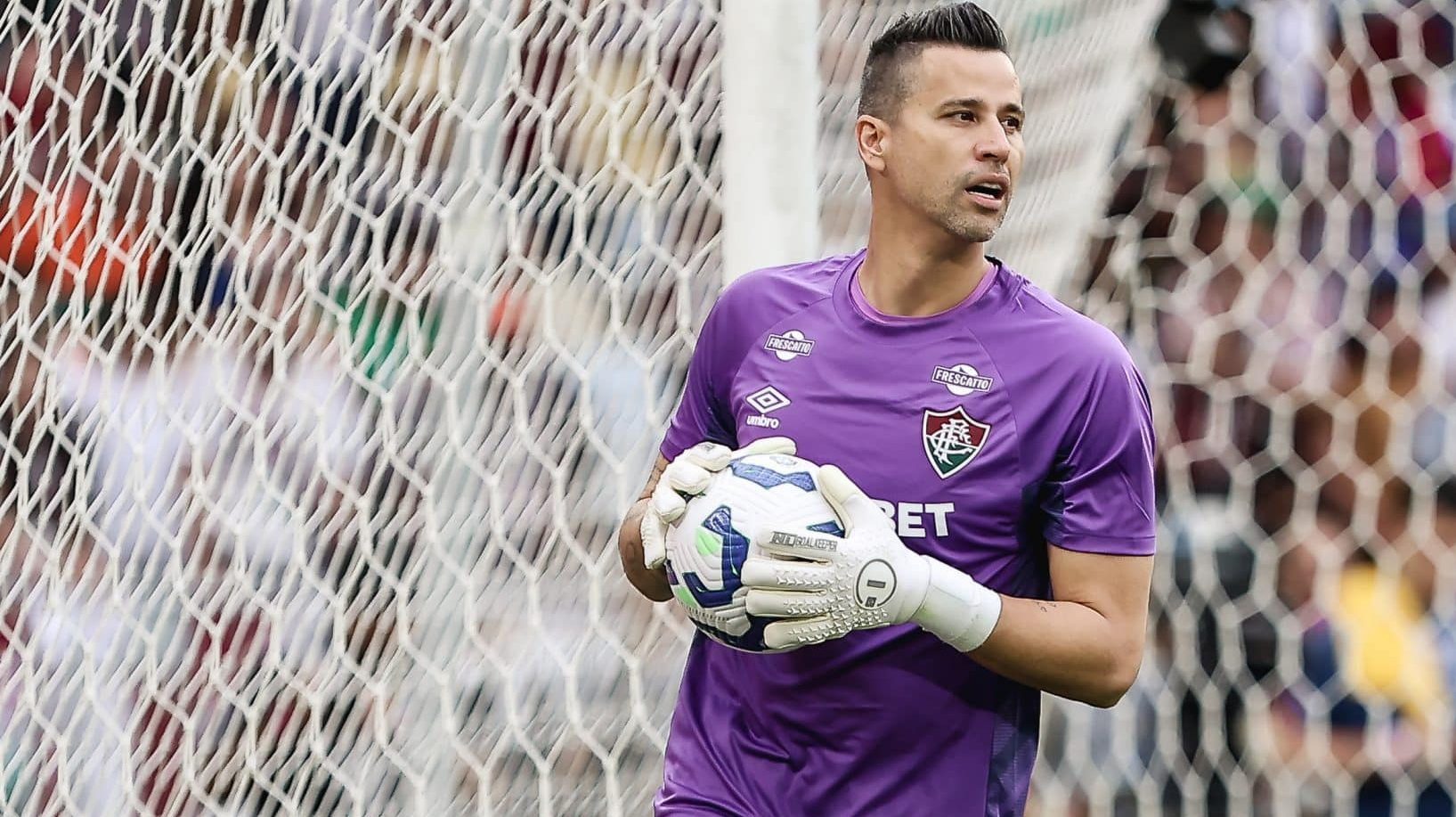 Fábio com a bola nas mãos