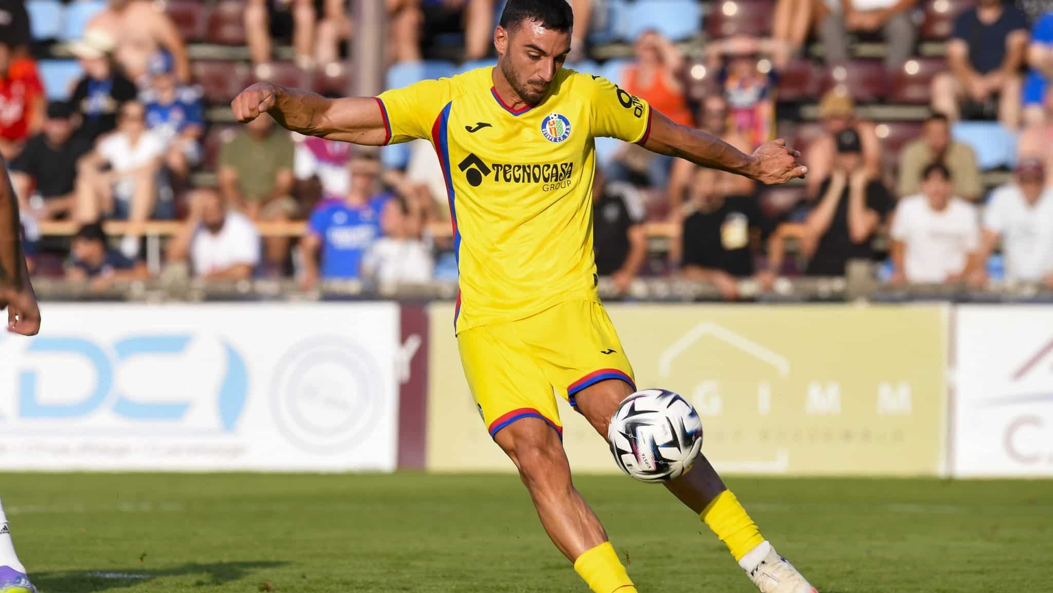 Jogador do Getafe chuta bola